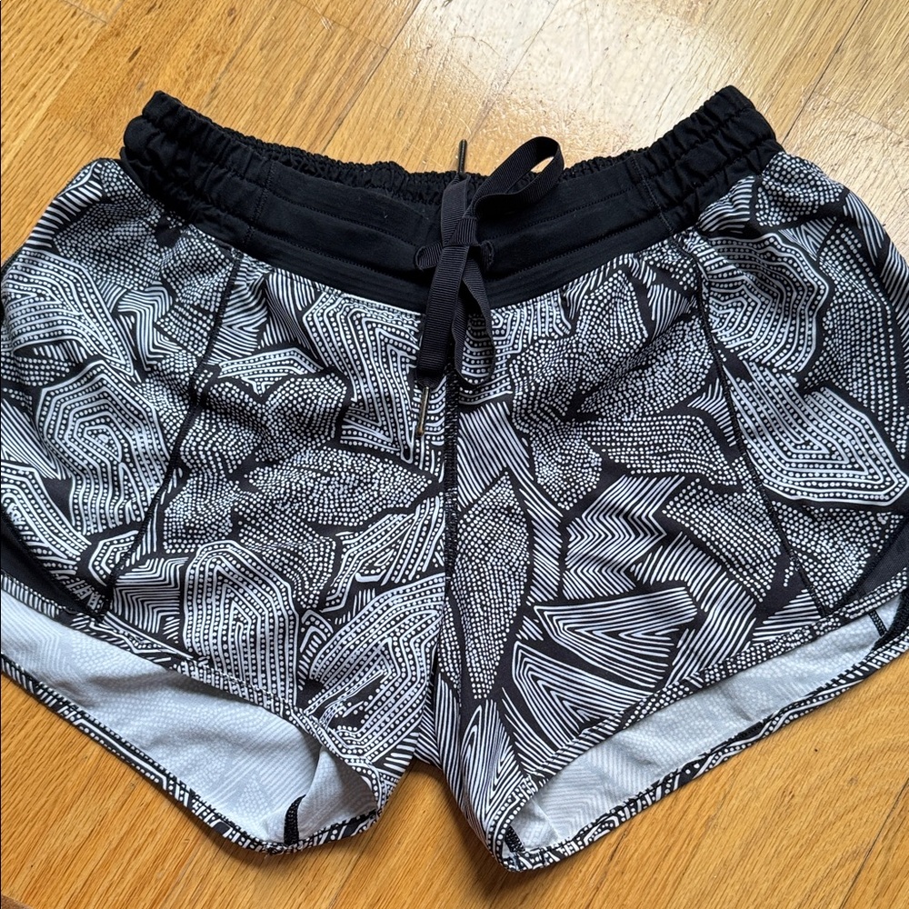 Lululemon Dottie Tribe black white print hotty hot shorts 4
